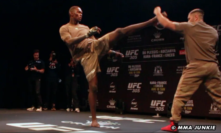 VIDEO: Final fan question gets Israel Adesanya’s attention during UFC 305 open workouts